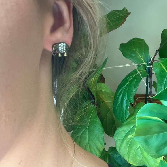 Elephant stud earrings - Picture 2 of 3